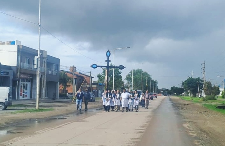 La procesi&oacute;n en el acceso autopista en la tarde de este domingo.