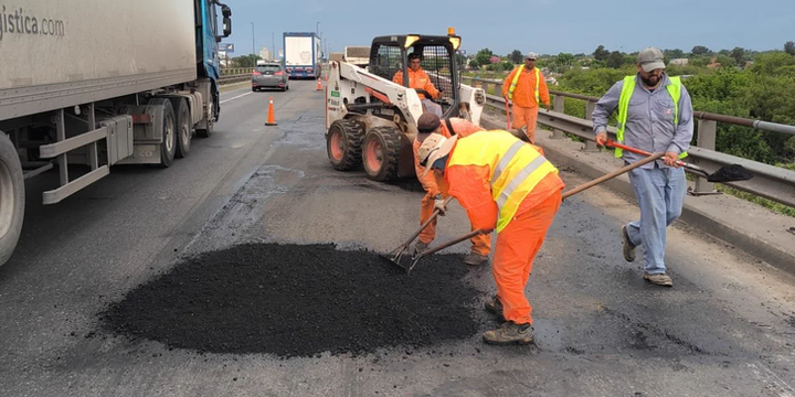 Imagen de Arco Portuario inici&oacute; las obras de bacheo en la autopista Rosario-Buenos Aires tras asumir la concesi&oacute;n del tramo norte