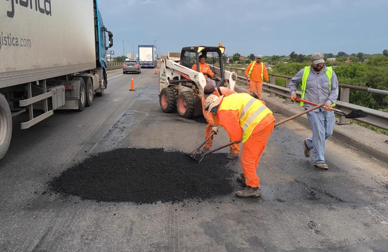 Imagen de Arco Portuario inici&oacute; las obras de bacheo en la autopista Rosario-Buenos Aires tras asumir la concesi&oacute;n del tramo norte