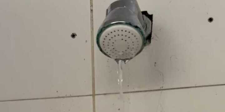 Usuarios del natatorio exhibieron el problema y exigieron obras en el natatorio.