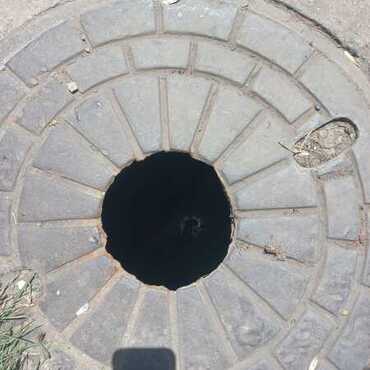 Imagen de Reclamo vecinal en Sarmiento y Moreno: alertan por una tapa de registro da&ntilde;ada y sin protecci&oacute;n