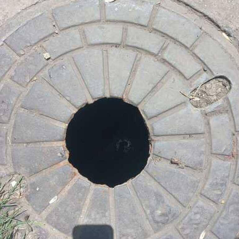 Imagen de Reclamo vecinal en Sarmiento y Moreno: alertan por una tapa de registro da&ntilde;ada y sin protecci&oacute;n
