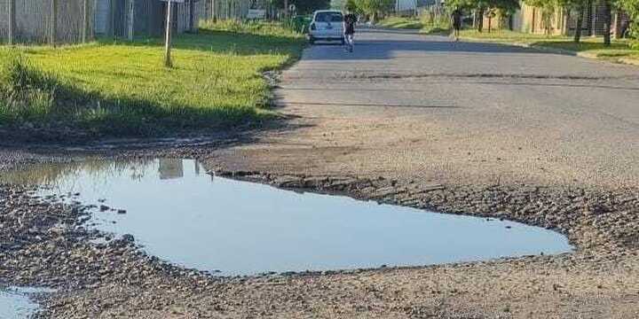 Imagen de Reclamo vecinal: advierten sobre la presencia de un bache de gran tama&ntilde;o en Juan B. Justo y Ant&aacute;rtida Argentina