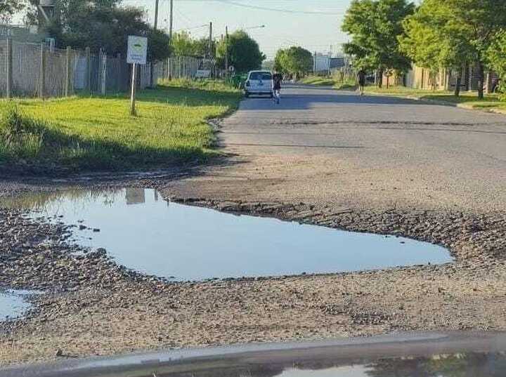 Imagen de Reclamo vecinal: advierten sobre la presencia de un bache de gran tama&ntilde;o en Juan B. Justo y Ant&aacute;rtida Argentina