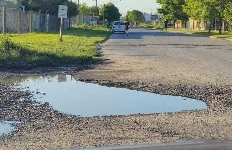 Imagen de Reclamo vecinal: advierten sobre la presencia de un bache de gran tama&ntilde;o en Juan B. Justo y Ant&aacute;rtida Argentina