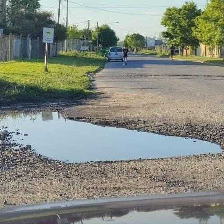 Imagen de Reclamo vecinal: advierten sobre la presencia de un bache de gran tama&ntilde;o en Juan B. Justo y Ant&aacute;rtida Argentina