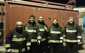 Hay equipo: algunos de los Bomberos se cambiaron para la foto