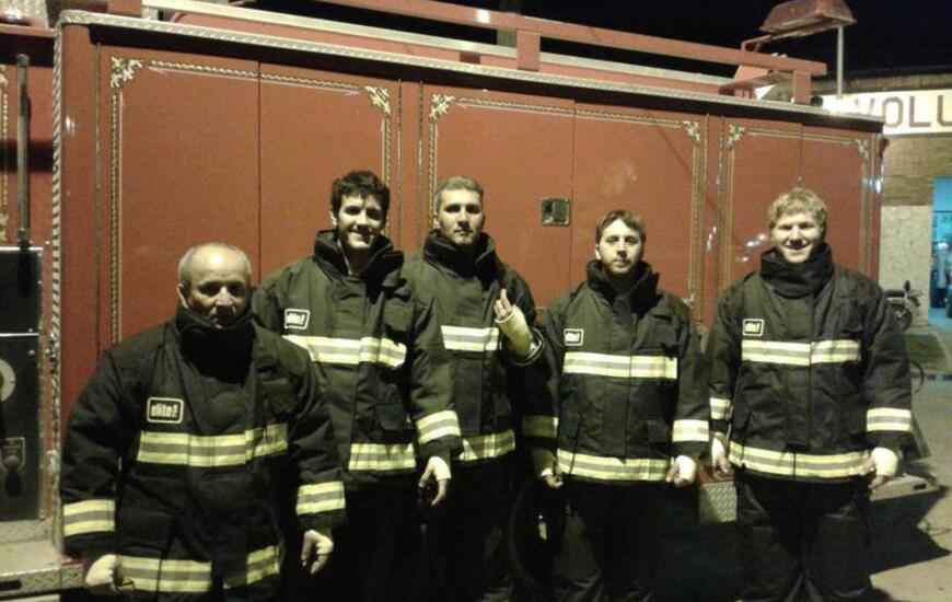 Hay equipo: algunos de los Bomberos se cambiaron para la foto