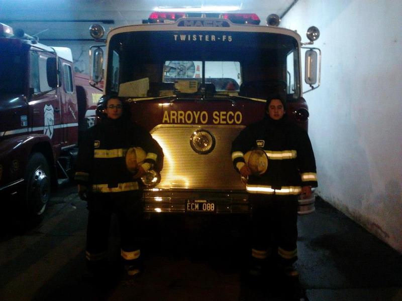 Hay equipo: algunos de los Bomberos se cambiaron para la foto