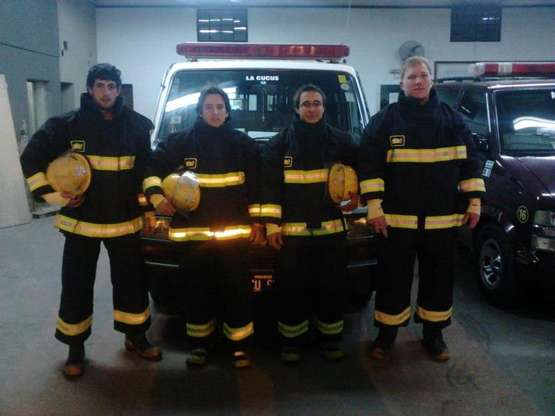 Hay equipo: algunos de los Bomberos se cambiaron para la foto