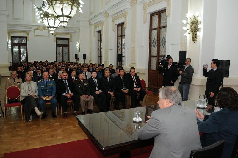 En el salón Blanco de la Casa de Gobierno en Santa Fe. Participaron 120 agentes de los cursos dictados por el Sedronar.