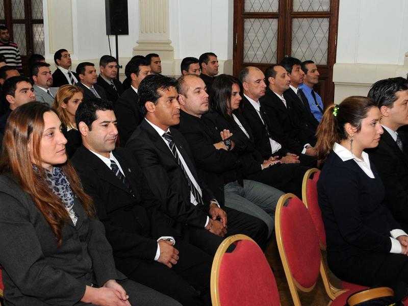 En el salón Blanco de la Casa de Gobierno en Santa Fe. Participaron 120 agentes de los cursos dictados por el Sedronar.