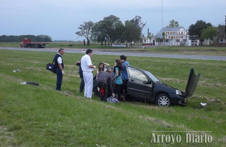 Uno de los vehículos terminó en el cantero central