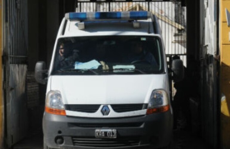 El móvil del Servicio Penitenciario parte hacia la cárcel de Piñeros con los protagonistas del intento de fuga. (Foto: E. Moreno Rodríguez)