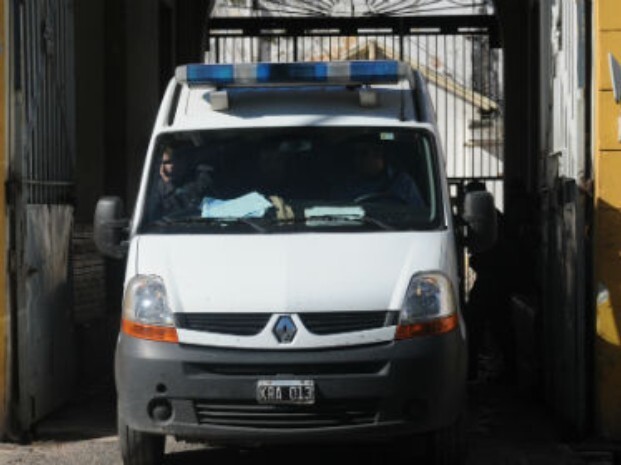 El móvil del Servicio Penitenciario parte hacia la cárcel de Piñeros con los protagonistas del intento de fuga. (Foto: E. Moreno Rodríguez)