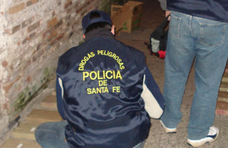 Personal de la ex Drogas Peligrosas en medio de un allanamiento.
