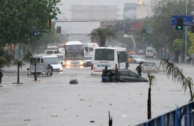 Diluvio Calles Inundadas Autos Flotando Cortes De Luz Y Sin Servicio De Trenes Ni Subtes 0788