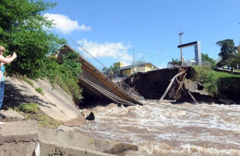 El puente cedió tras la fuerte tormenta que azotó a la región en las últimas semanas. (Foto: G. de los Ríos)