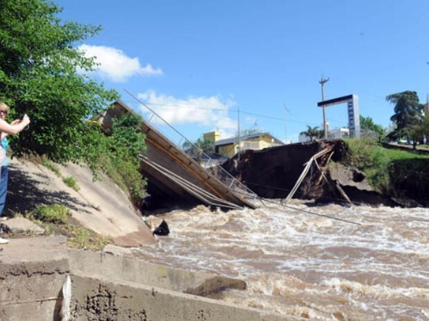 El puente cedió tras la fuerte tormenta que azotó a la región en las últimas semanas. (Foto: G. de los Ríos)