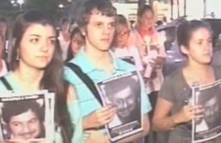 La marcha con velas y la foto de Walter.