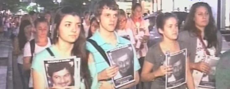 La marcha con velas y la foto de Walter.