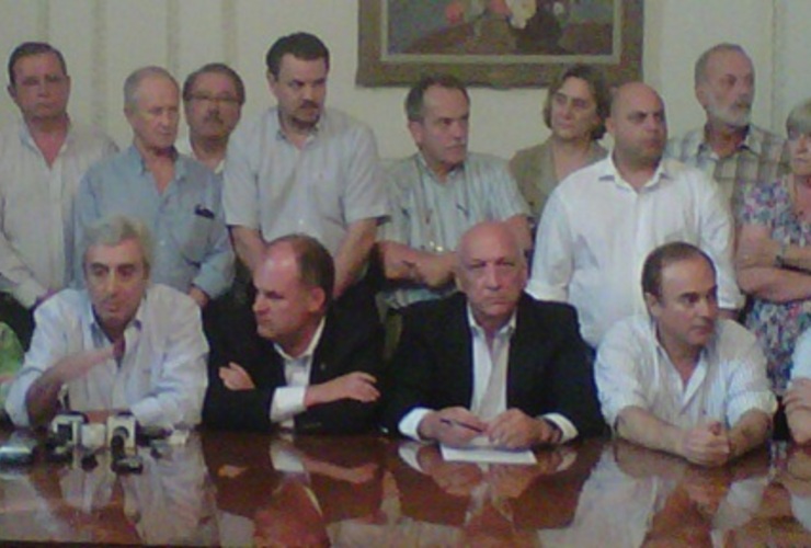 El gobernador acompañado por los dirigentes del Frente en Rosario.