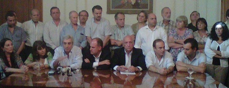 El gobernador acompañado por los dirigentes del Frente en Rosario.