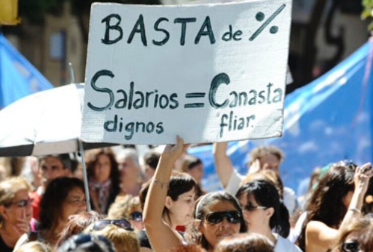 Los maestros piden discutir sueldos "teniendo en cuenta el aumento de la canasta familiar, los impuestos y los servicios".