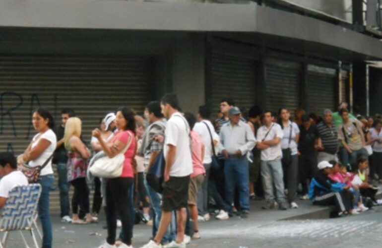 Imagen de Se desbordó la atención para tramitar el nuevo DNI y hay malestar por la organización del operativo