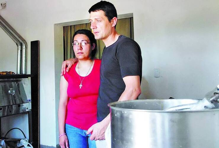 Sin consuelo. Los padres de Sofía Viale, ayer, en el sector de la casa donde la mujer cocinaba el pan que vendía la nena en el barrio./WALTER BRANDIMARTE