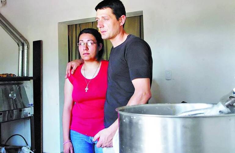 Sin consuelo. Los padres de Sofía Viale, ayer, en el sector de la casa donde la mujer cocinaba el pan que vendía la nena en el barrio./WALTER BRANDIMARTE