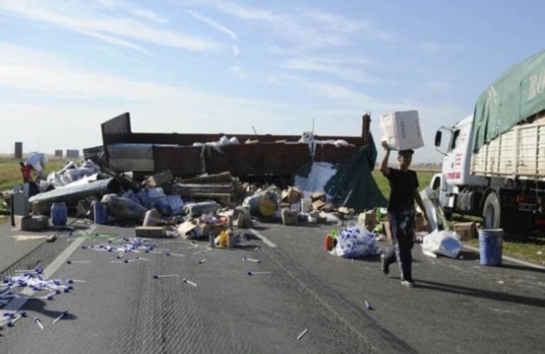 El rodado quedó sobre la cinta asfáltica y toda la mercadería se desparramó por el pavimento. (Foto: M. Sarlo)