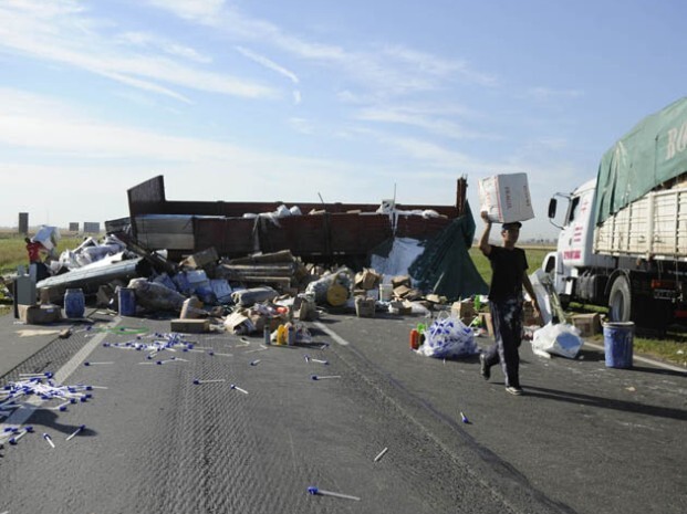 El rodado qued&oacute; sobre la cinta asf&aacute;ltica y toda la mercader&iacute;a se desparram&oacute; por el pavimento. (Foto: M. Sarlo)