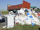 El rodado qued&oacute; sobre la cinta asf&aacute;ltica y toda la mercader&iacute;a se desparram&oacute; por el pavimento. (Foto: M. Sarlo)