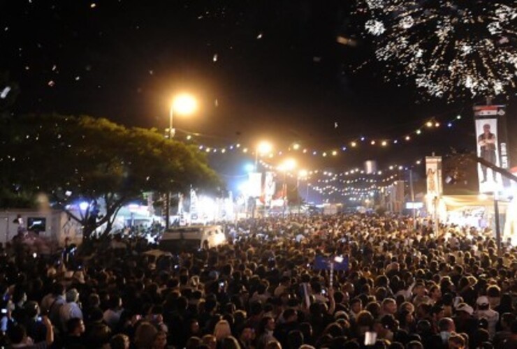 La cascada de fuegos artificiales, una tradición dentro de la fiesta. ((Franco Trovato))