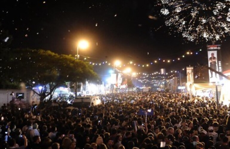 La cascada de fuegos artificiales, una tradición dentro de la fiesta. ((Franco Trovato))