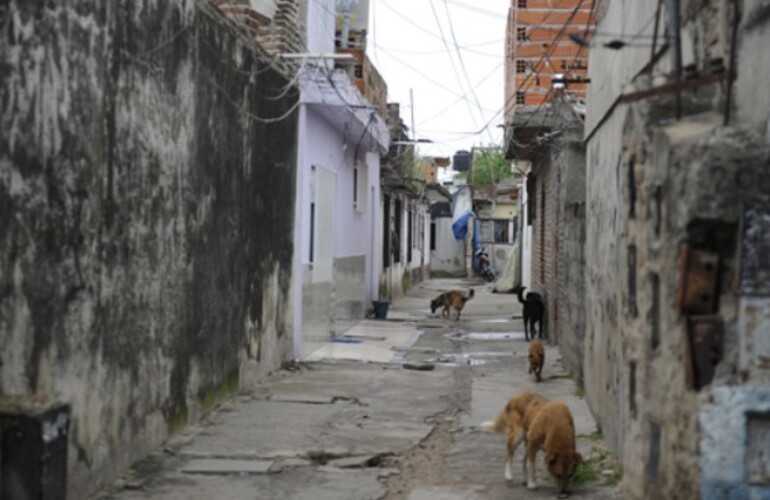 La víctima habría recibido varios disparos de un arma calibre 45. (Foto: C.M.Lovera)