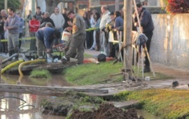 En junio de 2011 dos trabajadores murieron cuando la zanja se inund&oacute; en Baigorria. (R. Lescano)