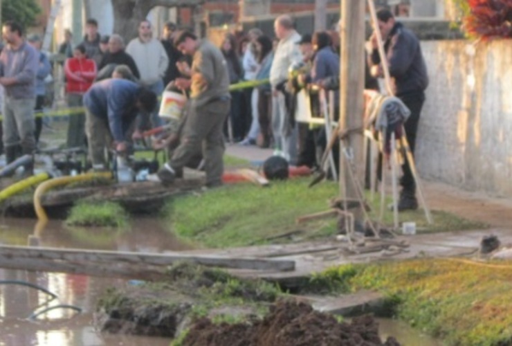 En junio de 2011 dos trabajadores murieron cuando la zanja se inundó en Baigorria. (R. Lescano)