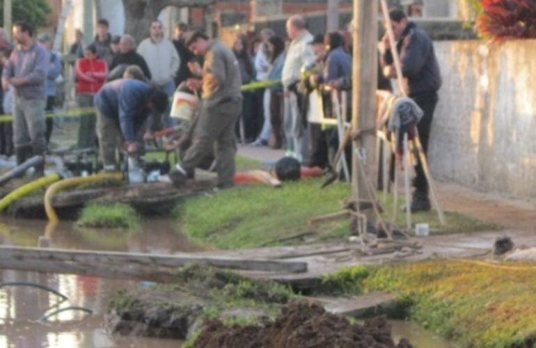 En junio de 2011 dos trabajadores murieron cuando la zanja se inundó en Baigorria. (R. Lescano)