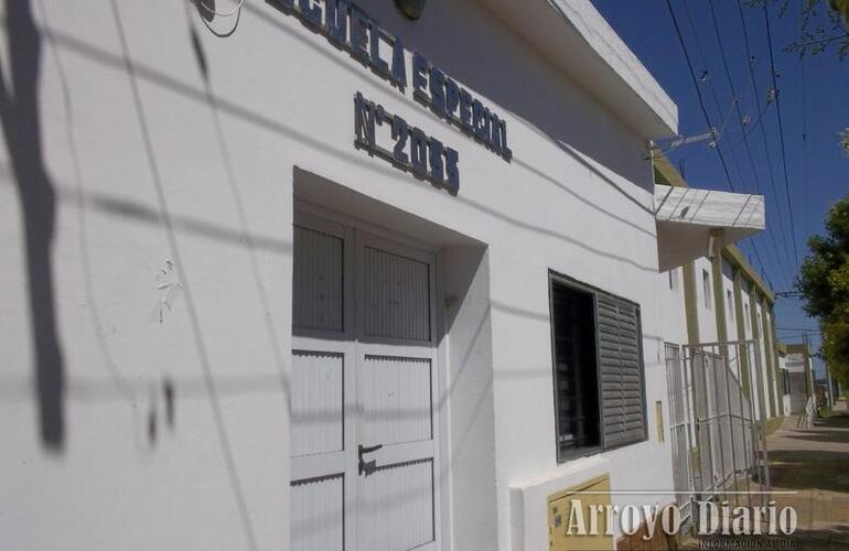 La escuela esta en la esquina de Moreno y Nannini