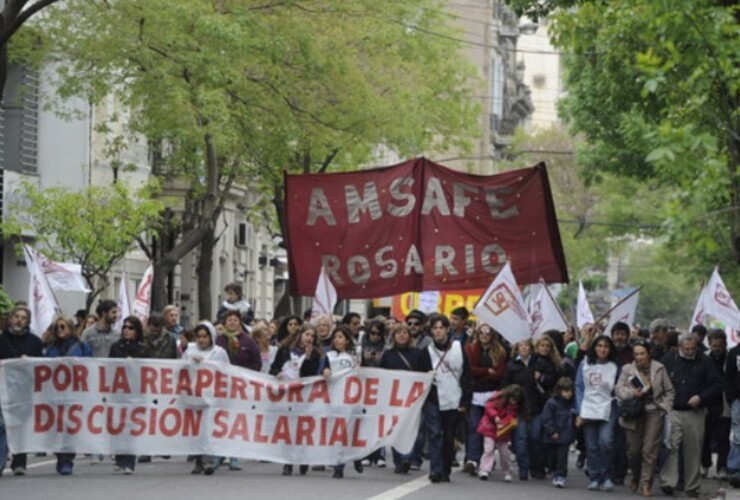 Docentes rosarinos también resolvieron hacer pública la protesta marchando por el centro de Rosario para culminar en un acto en la Plaza San Martín, frente a la delegación de la Gobernación provincial.