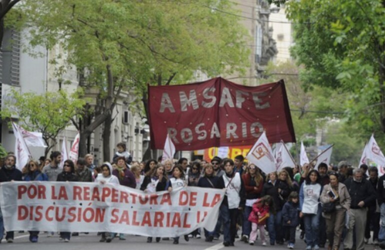 Docentes rosarinos también resolvieron hacer pública la protesta marchando por el centro de Rosario para culminar en un acto en la Plaza San Martín, frente a la delegación de la Gobernación provincial.
