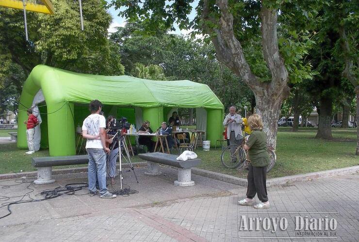 La carpa se desplegó en la Plaza 9 de Julio