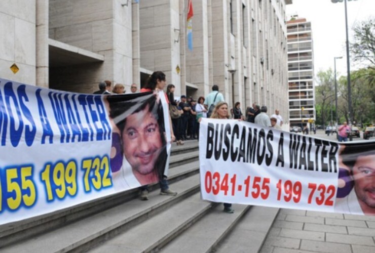 Familliares y allegados a Serra, esta mañana, protestaron en los Tribunales. (Foto: S. Toriggino).