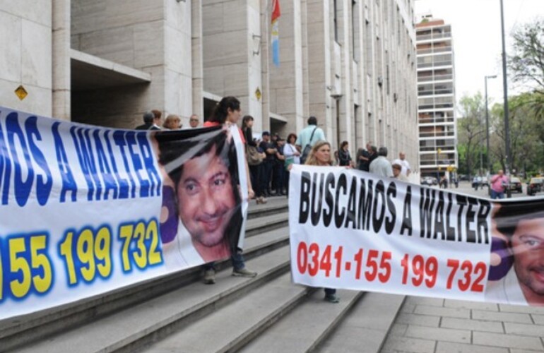 Familliares y allegados a Serra, esta mañana, protestaron en los Tribunales. (Foto: S. Toriggino).