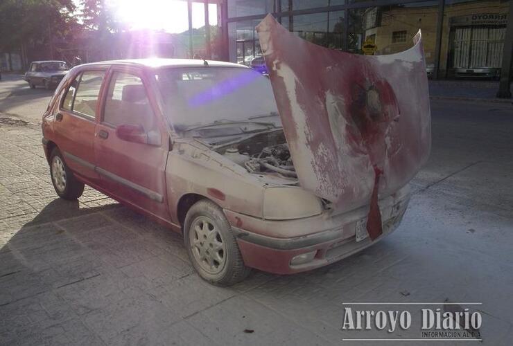 Imagen de Bomberos: Principio de incendio de un automóvil