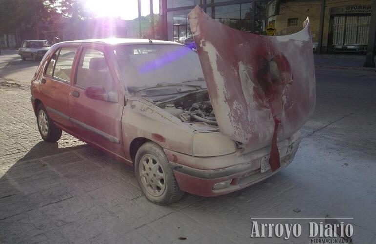 Imagen de Bomberos: Principio de incendio de un automóvil