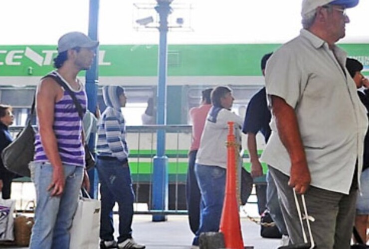 Un grupo de pasajeros se preparaba el jueves para abordar la formación rumbo a Buenos Aires. (foto: Silvina Salinas)