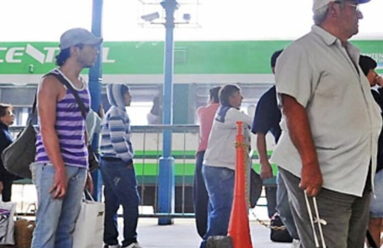 Un grupo de pasajeros se preparaba el jueves para abordar la formación rumbo a Buenos Aires. (foto: Silvina Salinas)